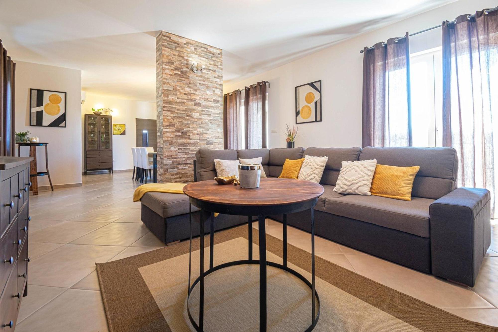 Villa Mit Eingezaeuntem Garten Und Panoramablick Tinjan Экстерьер фото